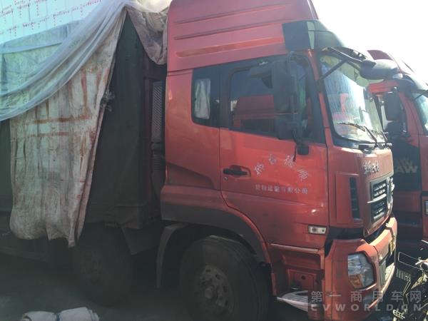 馮師傅駕駛的東風(fēng)天龍315馬力8×4倉(cāng)柵式運(yùn)輸車(chē).jpg