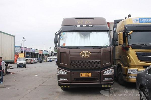 停在新發地市場內的車.JPG