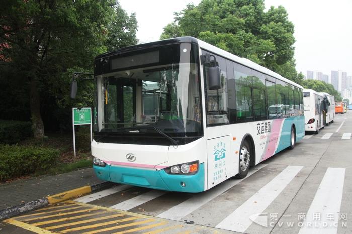 青島交運(yùn)集團(tuán)海格溫馨巴士.jpg 青島交運(yùn)集團(tuán)海格溫馨巴士.jpg