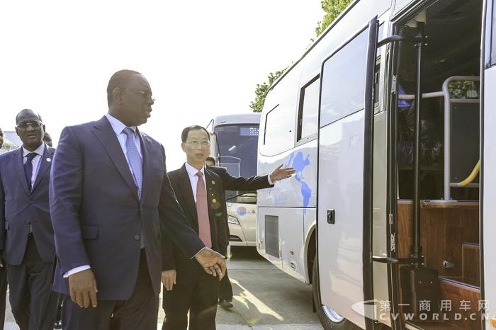 海格客車總經理黃書平與塞內加爾總統薩勒試乘海格客車.jpg