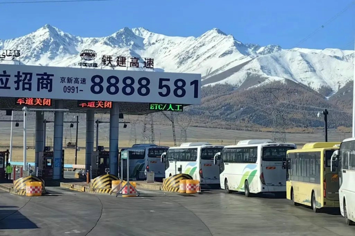 4100公里 自駕交付——創維汽車跨越千里 奔赴昌吉公交4.jpg
