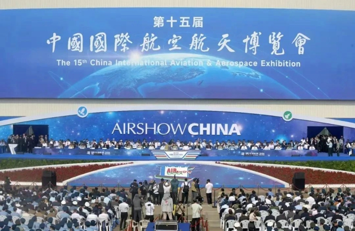 北奔重汽多型裝備底盤亮相第十五屆中國(guó)國(guó)際航空航天博覽會(huì).jpg