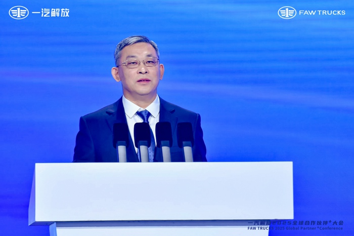【第一商用車網(wǎng) 原創(chuàng)】2024年12月12日，一汽解放在青島舉行2025全球合作伙伴+大會，交出了2024年的“成績單”：整車銷售逆勢增長7.4%，國內(nèi)中重卡份額穩(wěn)居第一，出口銷量攀至6萬輛新高度，新能源產(chǎn)品連續(xù)兩年翻倍增長，9個細(xì)分市場行業(yè)第一……會上，一汽解放又提出了新一年的目標(biāo)：2025年整車銷量目標(biāo)33萬輛，同比提升27%，其中海外8萬輛、新能源4.6萬輛。