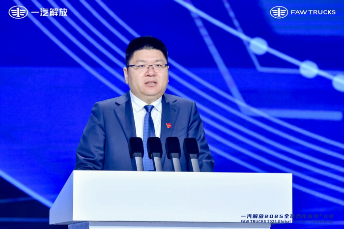 【第一商用車網(wǎng) 原創(chuàng)】2024年12月12日，一汽解放在青島舉行2025全球合作伙伴+大會，交出了2024年的“成績單”：整車銷售逆勢增長7.4%，國內(nèi)中重卡份額穩(wěn)居第一，出口銷量攀至6萬輛新高度，新能源產(chǎn)品連續(xù)兩年翻倍增長，9個細(xì)分市場行業(yè)第一……會上，一汽解放又提出了新一年的目標(biāo)：2025年整車銷量目標(biāo)33萬輛，同比提升27%，其中海外8萬輛、新能源4.6萬輛。