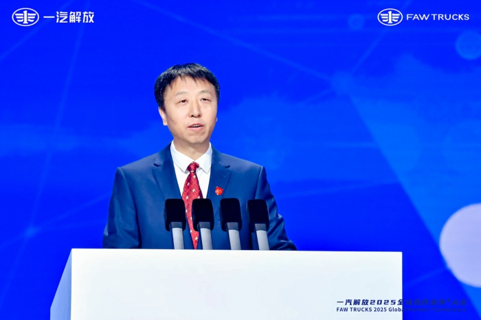 【第一商用車網(wǎng) 原創(chuàng)】2024年12月12日，一汽解放在青島舉行2025全球合作伙伴+大會，交出了2024年的“成績單”：整車銷售逆勢增長7.4%，國內(nèi)中重卡份額穩(wěn)居第一，出口銷量攀至6萬輛新高度，新能源產(chǎn)品連續(xù)兩年翻倍增長，9個細(xì)分市場行業(yè)第一……會上，一汽解放又提出了新一年的目標(biāo)：2025年整車銷量目標(biāo)33萬輛，同比提升27%，其中海外8萬輛、新能源4.6萬輛。