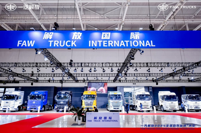 【第一商用車網(wǎng) 原創(chuàng)】2024年12月12日，一汽解放在青島舉行2025全球合作伙伴+大會，交出了2024年的“成績單”：整車銷售逆勢增長7.4%，國內(nèi)中重卡份額穩(wěn)居第一，出口銷量攀至6萬輛新高度，新能源產(chǎn)品連續(xù)兩年翻倍增長，9個細(xì)分市場行業(yè)第一……會上，一汽解放又提出了新一年的目標(biāo)：2025年整車銷量目標(biāo)33萬輛，同比提升27%，其中海外8萬輛、新能源4.6萬輛。