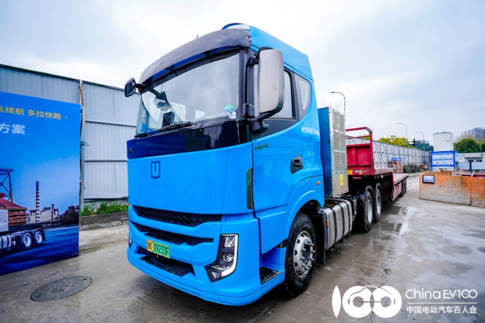 遠(yuǎn)程醇?xì)潆妱?dòng)牽引車.JPG