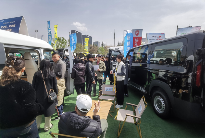 中國重汽輕型汽車強勢登陸三大房車展，演繹移動生活新風尚8.png