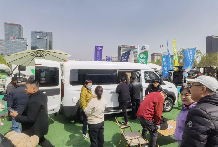 中國重汽輕型汽車強勢登陸三大房車展，演繹移動生活新風尚9.png