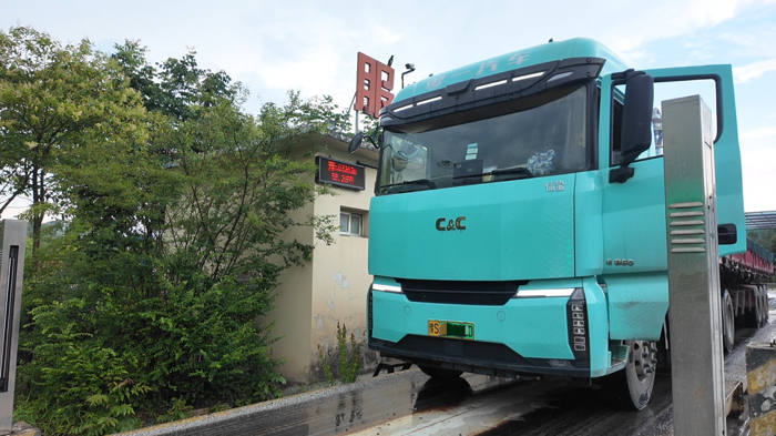 他憑啥能讓車?yán)习鍌儞屬徚阋浑妱又乜ǎ?.png
