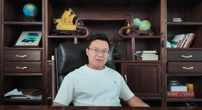 他憑啥能讓車?yán)习鍌儞屬徚阋浑妱又乜ǎ?.png