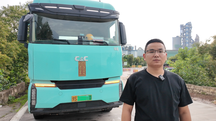他憑啥能讓車?yán)习鍌儞屬徚阋浑妱又乜ǎ?.png