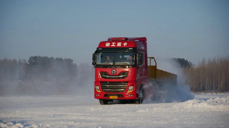 徐工漢風P9牽引車油耗智能控制系統基于ADASIS地圖結合整車信息、巡航算法及控制策略實現預見性巡航（PCC），在駕乘過程中猶如智能領航員助您降低油耗。節油有方，創富無憂。