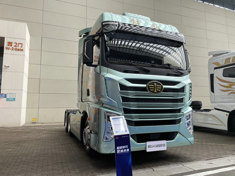 解放鷹途商務艙牽引車，620馬力