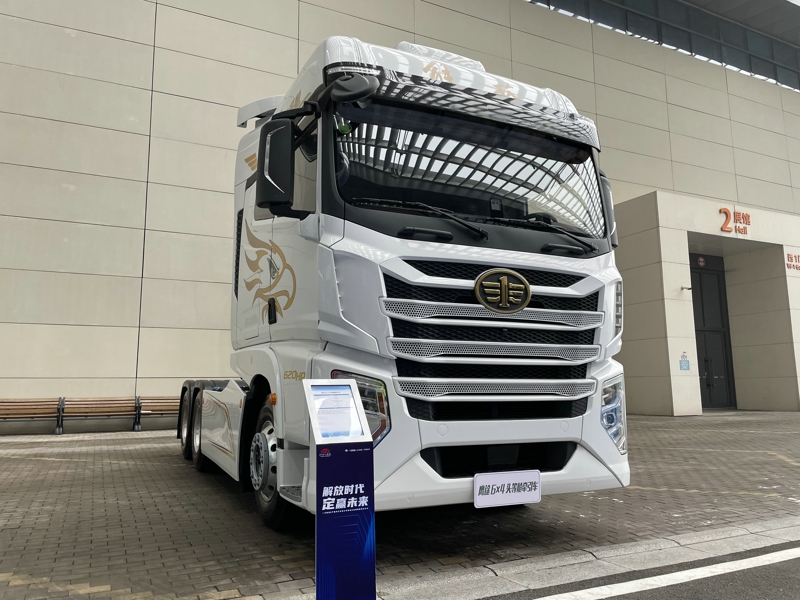 解放鷹途頭等艙牽引車，620馬力