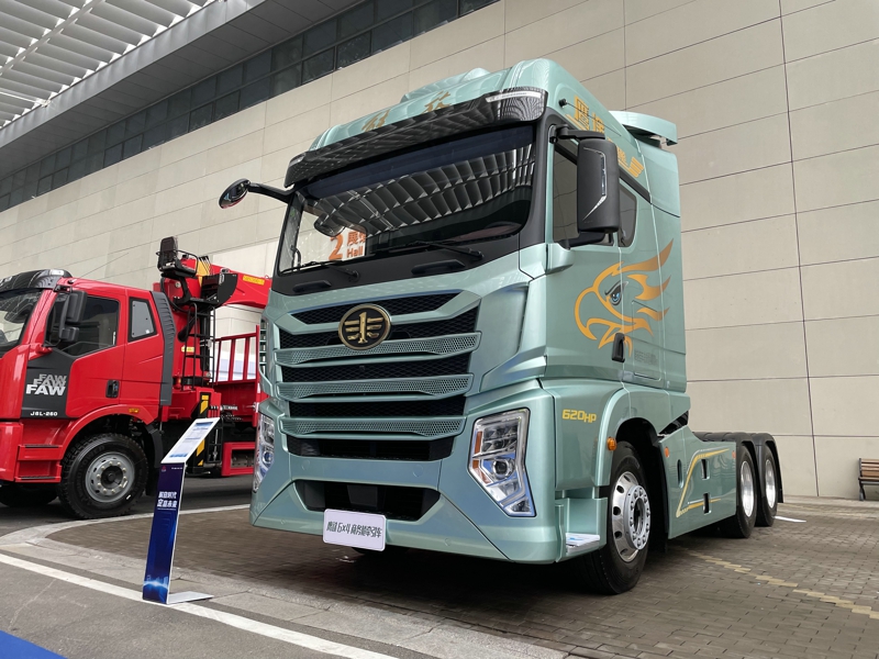 解放鷹途商務艙牽引車，620馬力