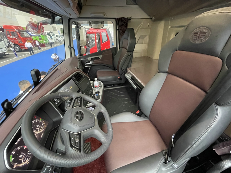 解放鷹途商務艙牽引車，620馬力